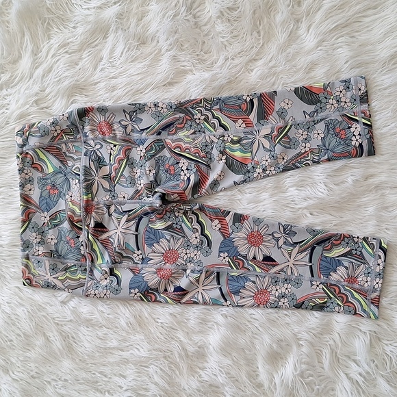 Victoria’s Secret Sport Knockout Vibrant Floral Capri Leggings - Picture 4 of 13